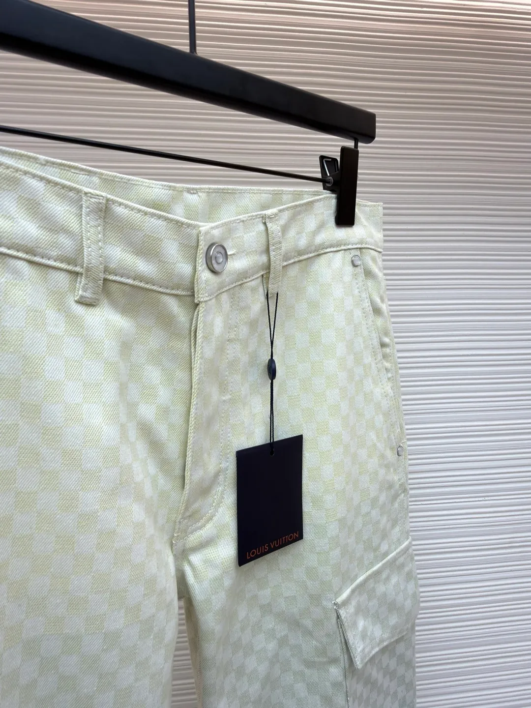 LOUIS VUITTON gradient jacquard denim overalls ●Authentic product: purchased and developed by 16900 ●Item number: 1680989-B85 ●Fabric: denim fabric ●Technology: jacquard texture ●Version: fitted version ●Size: 28-30-32-34-36 ●Weight: about 760 grams ●Description: The whole body is decorated with Der jacquard texture showing an elegant gradient, the chest is decorated with button flap pockets, and pearlescent metal denim buttons
